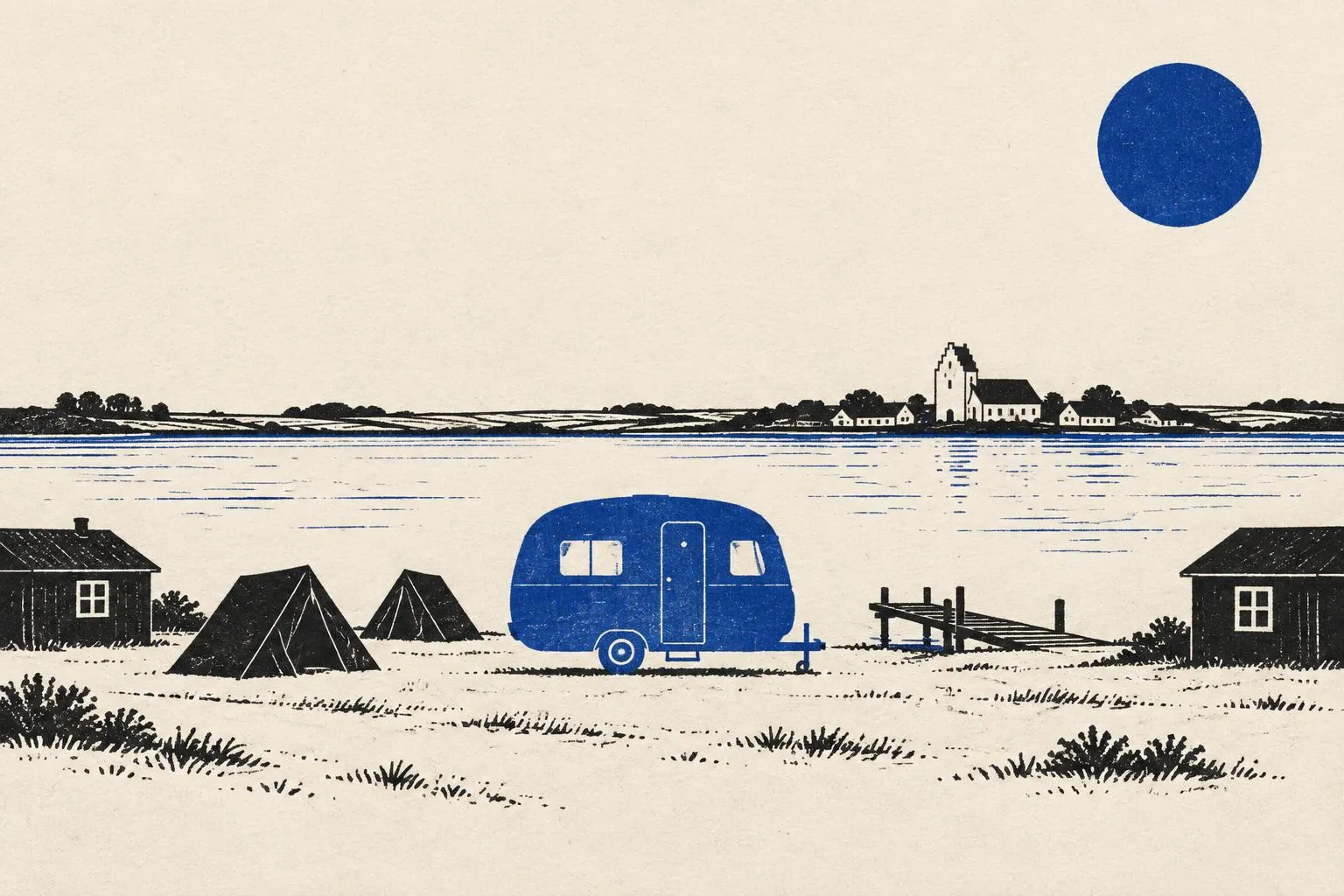 Risografi-illustration af en lille campingplads ved Limfjorden med telte, hytter, en badebro og en blå campingvogn