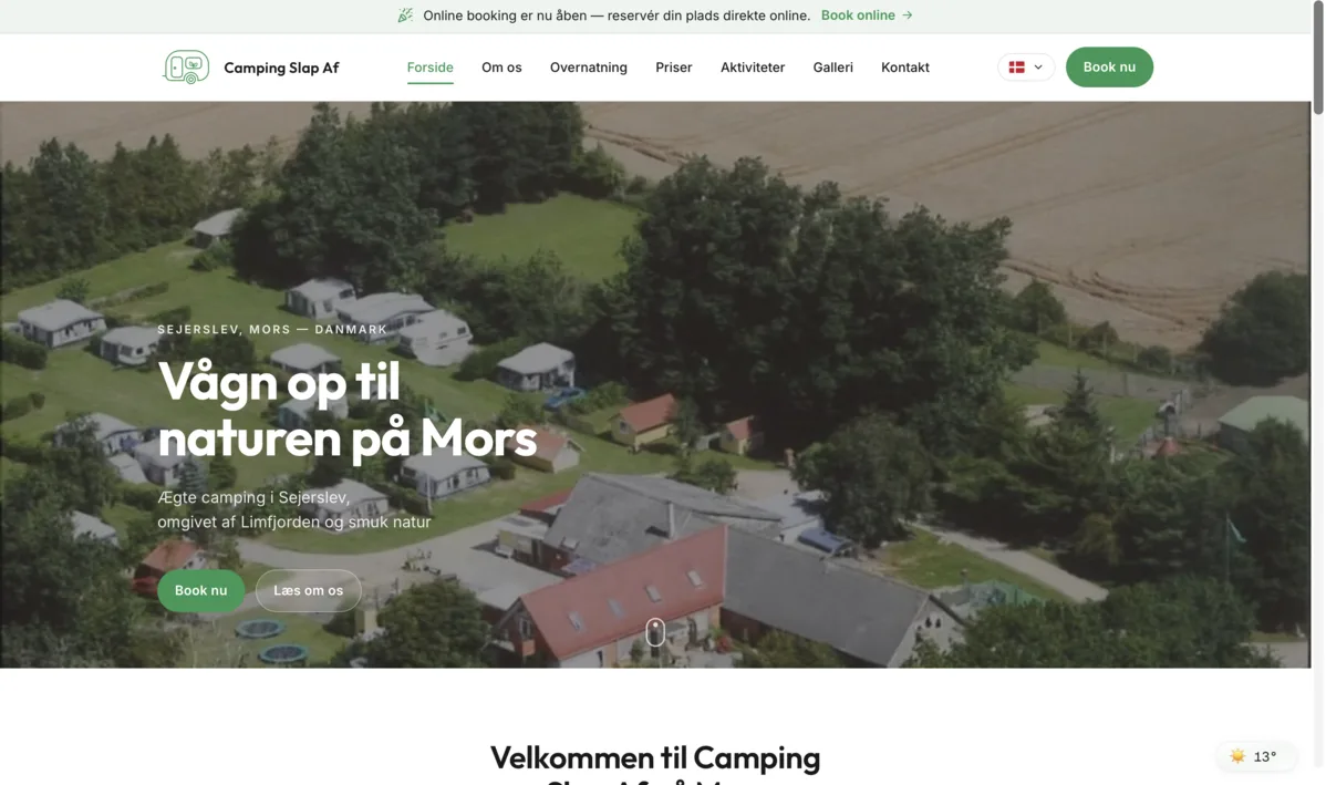 Camping Slap Af hjemmesidens forside med luftfoto over campingpladsen på Mors