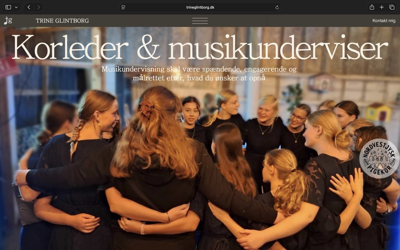 Trine Glintborg hjemmesidens forside med kor i sort tøj