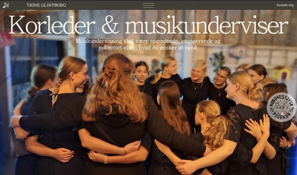 Trine Glintborg hjemmesidens forside med kor i sort tøj
